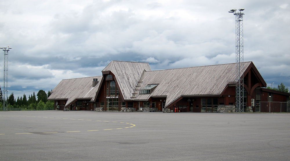 Das Terminal. Auch wenn hier im Sommer nichts los ist - man sagt uns: Im Winter platzt es hier aus allen Nähten, da der Flugplatz inmitten eines großen Skigebietes liegt.