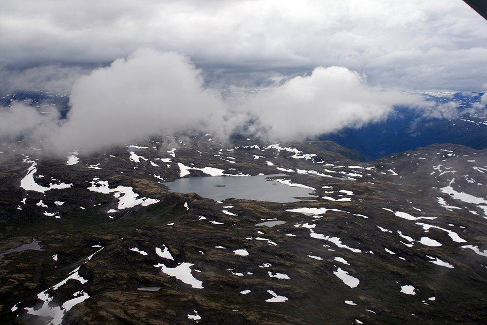 Zwischen Fagernes und Florø: raue und unwirtliche Landschaft