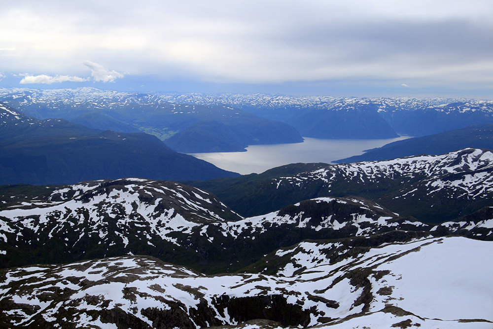 Zwischen Fagernes und Florø: Blick in Richtung Norden. Im Hintergrund links ist der größte Festlandgletscher Europas, der 'Jostedalsbreen' mit dem 2083 Meter hohen Gipfel 'Lodalskåparel' zu sehen.