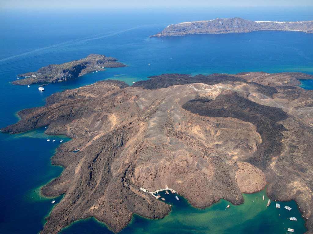 Der letzte Rest vom weitgehend vesunkenen Vulkankrater im Santorini-Archipel.