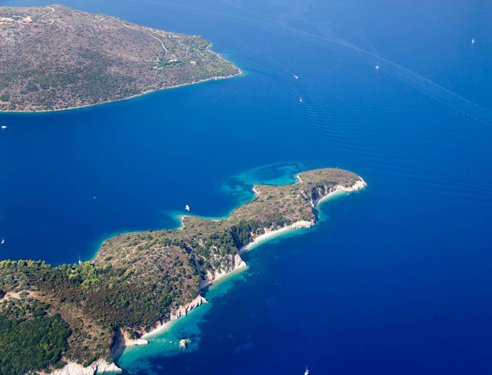 Tiefblaues Meer, karger Bewuchs und schroffe Buchten an der Küste der Insel Zakinthos im Ionischen Meer