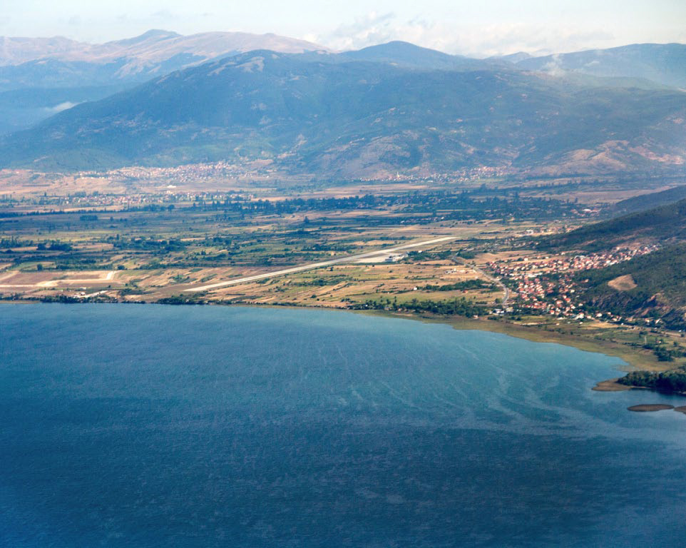 Anflug auf Ohrid in Mazedonien - nach dem Sinkflug aus den Bergen geht es über den Ohrid-See direkt ins final.